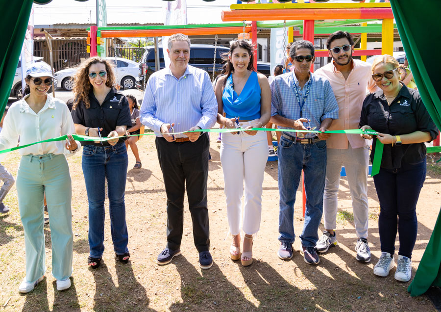 Corte de cinta en la inauguración de un parque sostenible de Banesco