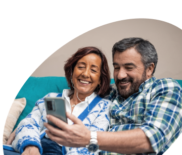Pareja de adultos mayores revisando su teléfono móvil juntos