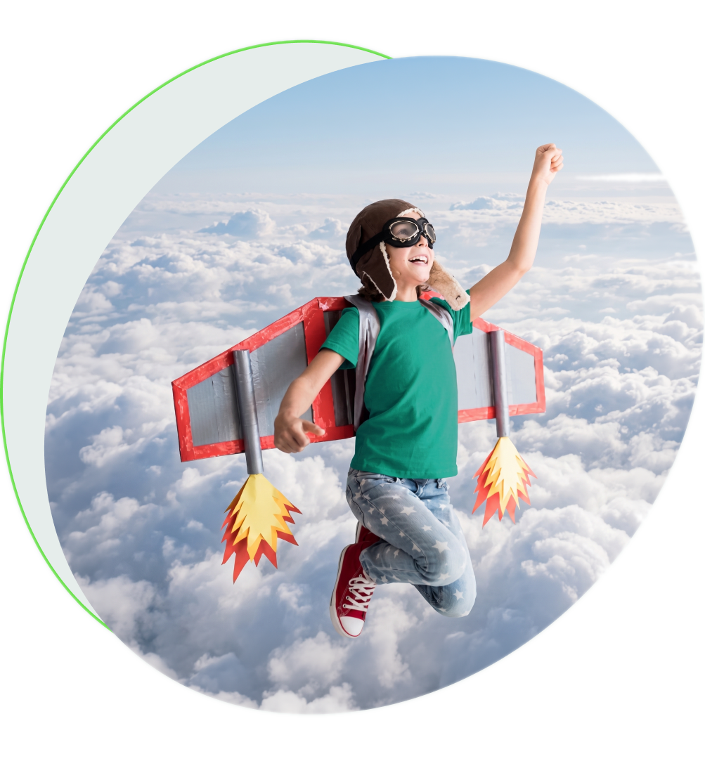Niño con alas de cohete de cartón volando sobre las nubes