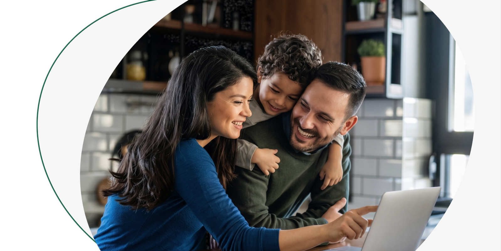 Familia sonriendo mientras usa una laptop en la cocina